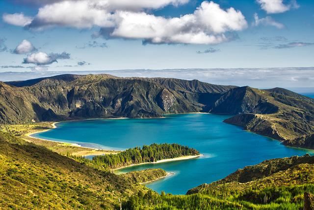 Breathtaking views of aqua waters from Lagoa Azul (Blue Lake). One of two lakes from the Famous Lagoa das Sete Cidades. Located on São Miguel Island, Azores.